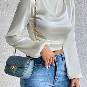 Blouse à col montant manches bouffantes en satin