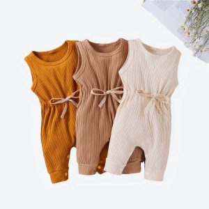 Barboteuse tricotée sans manches pour nouveau-né