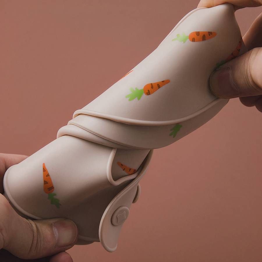Bavoir en silicone imperméable avec imprimé de carottes pour bébé – Image 3