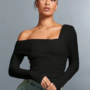 T-shirt froncé chic à épaules dénudées