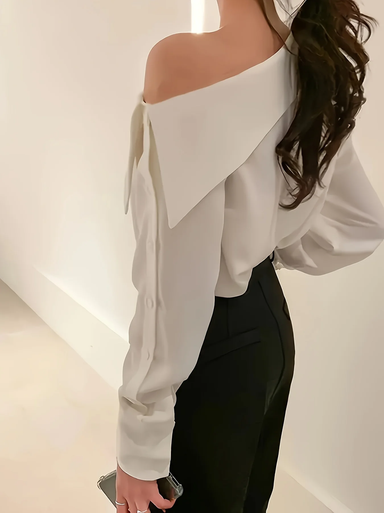 Chemisier élégant à une épaule à manches longues – Image 4