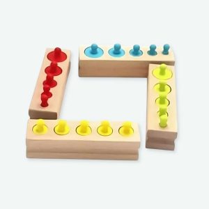 Jeux éducatifs montessori avec cylindres